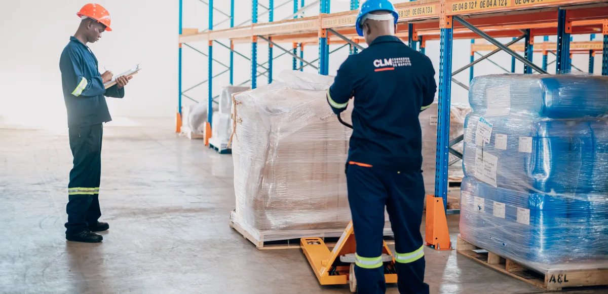 Colaboradores da CLM a conferir e movimentar paletes num armazém do TIROMA